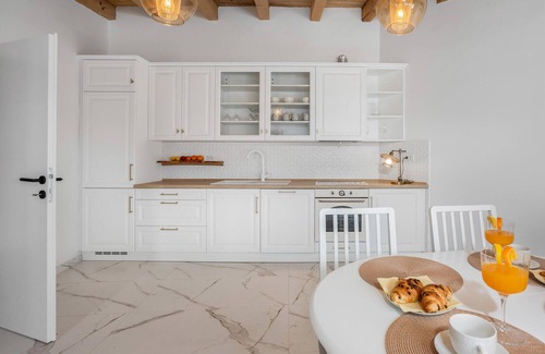 Klanfari House | Cozy Cottage Retreat with Pool Access by the Sea