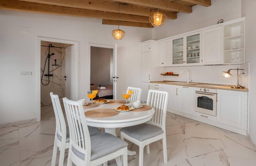 Klanfari House | Cozy Cottage Retreat with Pool Access by the Sea