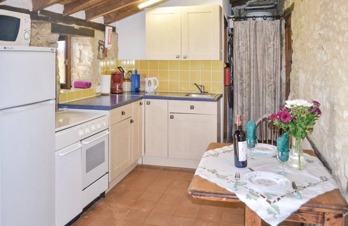 Eymet House | Cozy 1 Bedroom Retreat in Eymet with Pool and Breakfast