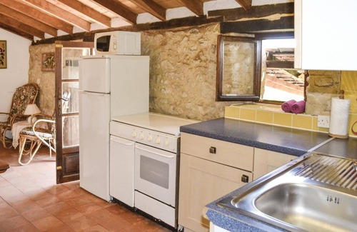 Eymet House | Cozy 1 Bedroom Retreat in Eymet with Pool and Breakfast