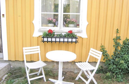 Stromsnasbruk House | Sunny Yellow Cottage with Lake View & Spa Amenities