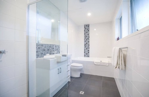 Stirling Bed & Breakfast | Premier 1 Bedroom Balcony Apartment with Pool Access