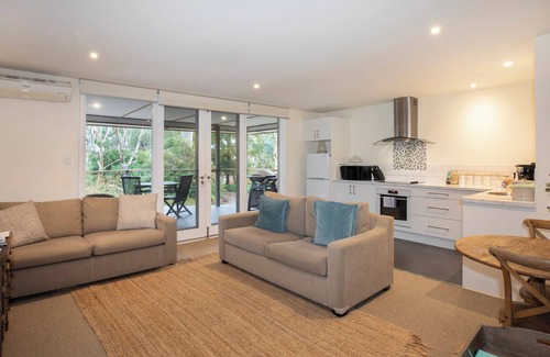 Stirling Bed & Breakfast | Premier 1 Bedroom Balcony Apartment with Pool Access