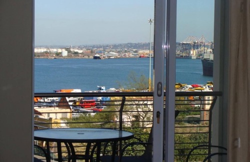 Durban Apartment | Tranquil 1 Bedroom Apartment by Ushaka Beach in Durban