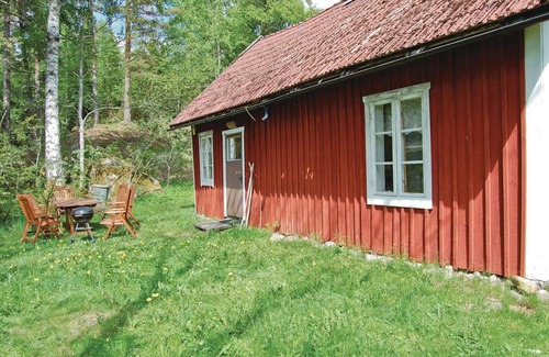 Molltorp House | Charming Cottage Retreat by the Forest with Lake Views