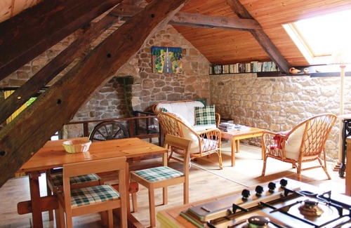 Melrand House | Top-Rated 1 Bedroom Getaway in Melrand with Lake View