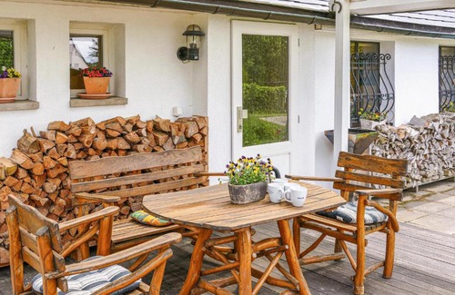 Tharandt House | Inviting Home in Tharandt with Family-Friendly Kitchen