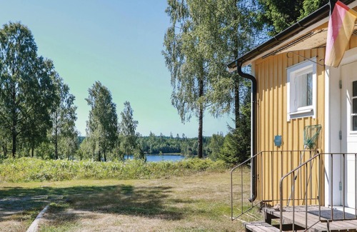 Fegen House | Cozy 1 Bedroom Getaway in Fegen with Lake View & Spa