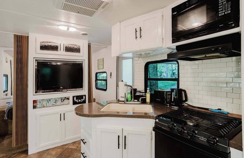 Carling House | 1-bedroom Camper Trailer Cottage #3