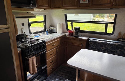 Forks House | Experience Alderwood Retreat: Family-Friendly & Highly Rated