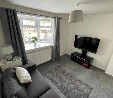 Glasgow Apartment | Cozy 1-Bedroom Chalet in Uddingston, Glasgow - Family Friendly