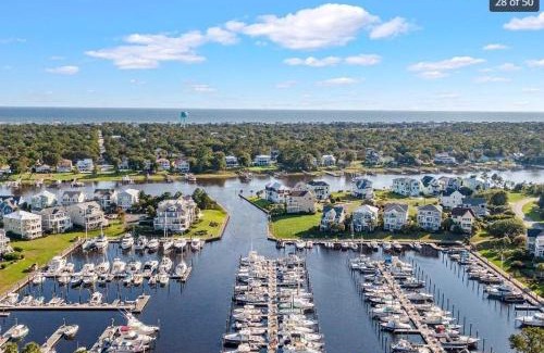 St. James House | Family-Friendly Retreat at Marsh Girl Apartment