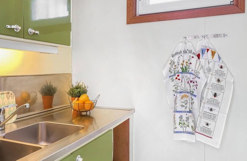 Klintehamn House | Cozy Cottage in Fröjel with Oceanfront and Spa Amenities