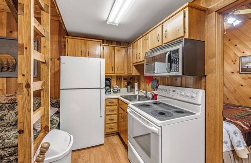 Sautee Nacoochee Cottage | Cozy 1 Bedroom Cabin Near Helen with Hot Tub & Fireplace