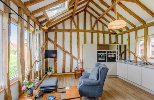 Ipswich Cottage | Cozy 1 Bedroom Stay in Raydon, Near Ipswich with Breakfast