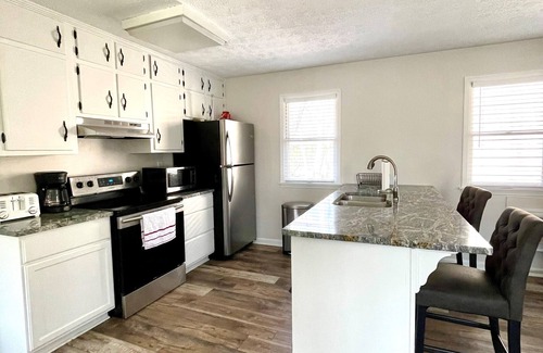 Jasper Cottage | Cozy 1 Bedroom Gingerbread Guesthouse with Spa & Lake View