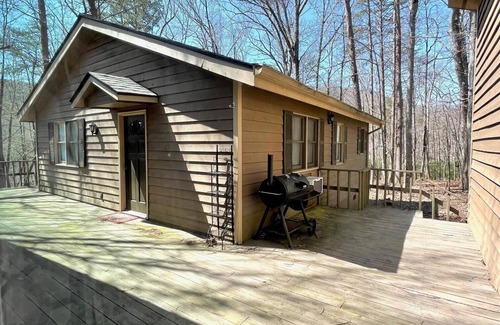 Jasper Cottage | Cozy 1 Bedroom Gingerbread Guesthouse with Spa & Lake View