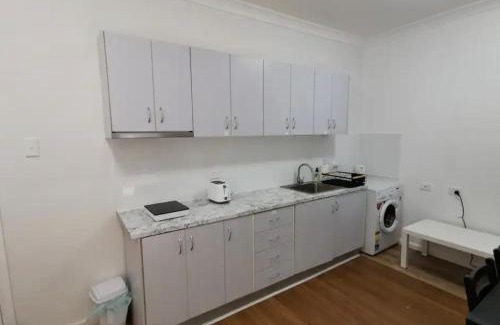 Hornsby House | 1 bedroom guesthouse close 2Train&Westfield