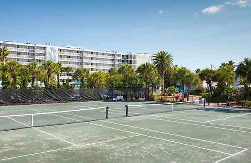 St. Pete Beach Villa | Cozy Gulf Front Condo at Tradewinds Resort with Pool Access