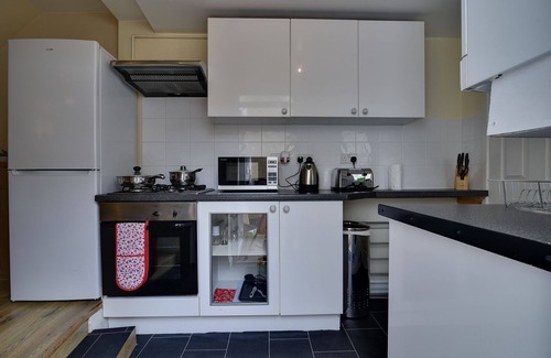 Luton House | Cozy One-Bedroom House with Secure Parking for Your Stay