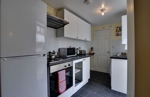 Luton House | Cozy One-Bedroom House with Secure Parking for Your Stay