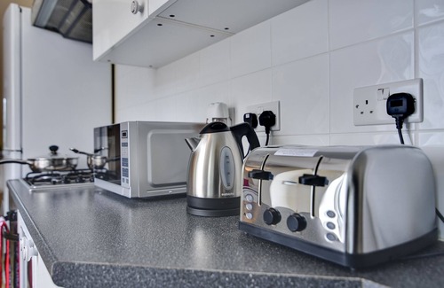 Luton House | Cozy One-Bedroom House with Secure Parking for Your Stay