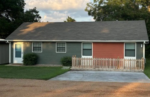 Pottsboro House | 1-bedroom house with AC and WiFi in welcoming Pottsboro 4 mi from Lake Texoma