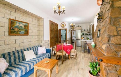 Villanueva de Algaidas Apartment | Cozy Apartment in Iznajar with Family-Friendly Kitchen