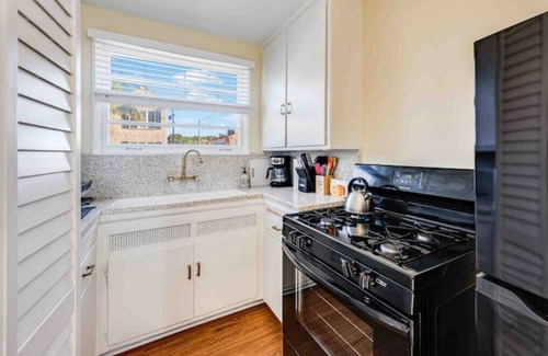 Fairfax District Apartment | Cozy 1 Bedroom Retreat Near WeHo, Grove & Erewhon