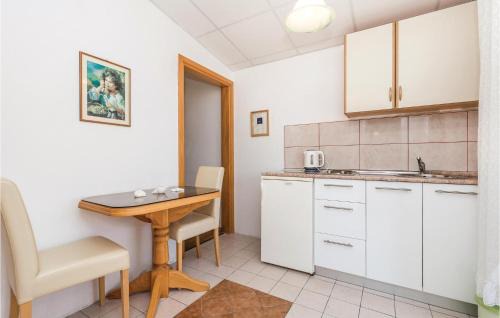 Dinjiska Apartment | Family-Friendly Dinjiska Apartment with Kitchen & High Ratings