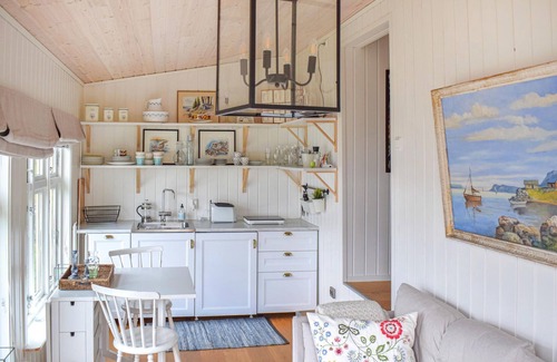 Etne House | Prime 1 Bedroom Stay with Ocean & Lake Views in Skånevik