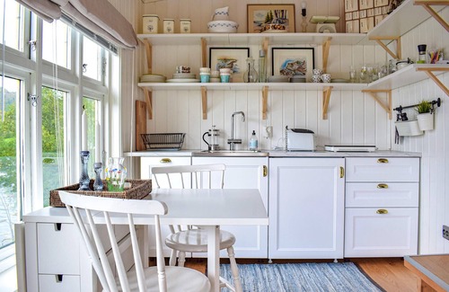 Etne House | Prime 1 Bedroom Stay with Ocean & Lake Views in Skånevik