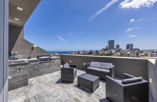 Pembroke Apartment | 1 Bedroom Penthouse Retreat for Couples & Families with Large Rooftop Terrace and Pool