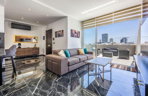 Pembroke Apartment | 1 Bedroom Penthouse Retreat for Couples & Families with Large Rooftop Terrace and Pool