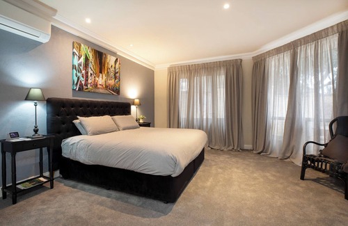 Stirling Bed & Breakfast | Relaxing Pool Side Apartment with Kitchen & Breakfast Options