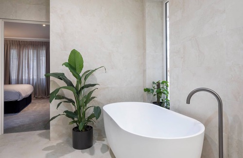 Stirling Bed & Breakfast | Relaxing Pool Side Apartment with Kitchen & Breakfast Options