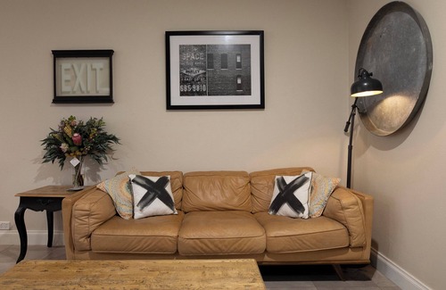 Stirling Bed & Breakfast | Relaxing Pool Side Apartment with Kitchen & Breakfast Options