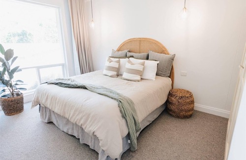Stirling Bed & Breakfast | Inviting Poolside Villa with Kitchen & Breakfast Included