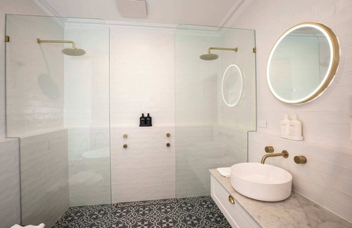 Stirling Bed & Breakfast | Inviting Poolside Villa with Kitchen & Breakfast Included