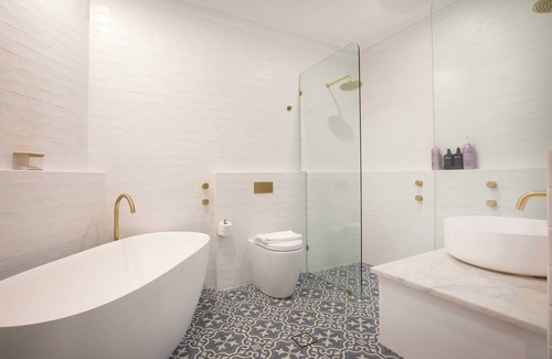 Stirling Bed & Breakfast | Inviting Poolside Villa with Kitchen & Breakfast Included