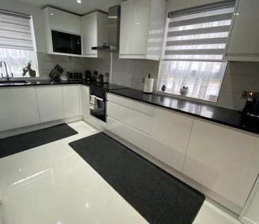 Boleyn Apartment | Highly Rated 1 Bedroom Retreat in East London
