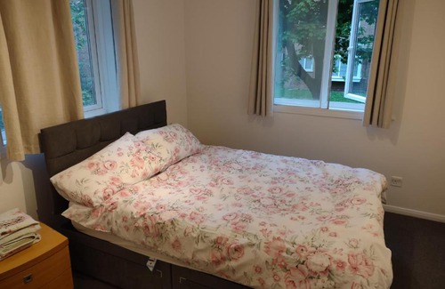 Coppetts Apartment | Refurbished 1 Bedroom Flat with Free Parking for Families