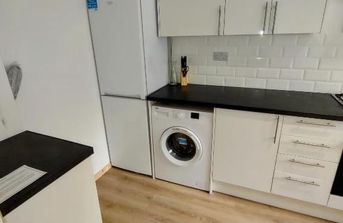 Coppetts Apartment | Refurbished 1 Bedroom Flat with Free Parking for Families