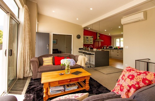 Ohakune House | Restful Retreat for Couples with Spa and Pool Amenities