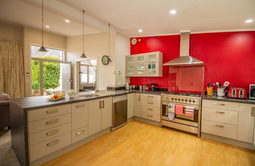 Ohakune House | Restful Retreat for Couples with Spa and Pool Amenities