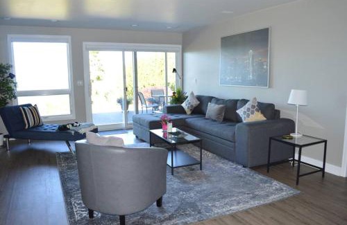North Beach/Blue Ridge Apartment | Seaview Guesthouse on Seattle Estate with Mountain Views
