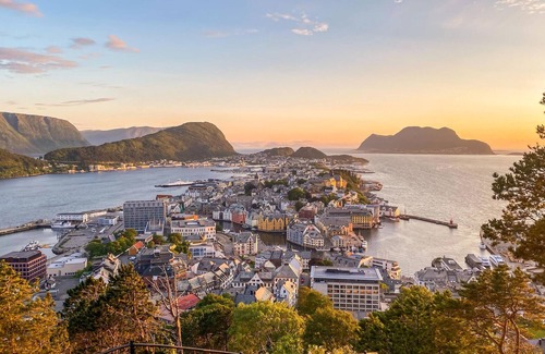 Alesund Apartment | Cozy Ålesund Apartment with Ocean View and Spa Amenities