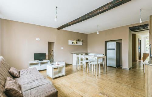 O Savinao House | Cozy 1 Bedroom Home in Galicia with Pool & Pet Friendly