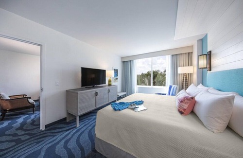 Florida Center Hotel | Elegant 1-Bedroom Suite with Pool and Spa Amenities