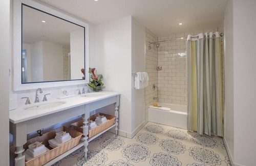 Florida Center Hotel | Elegant 1-Bedroom Suite with Pool and Spa Amenities